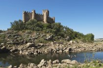Castelo де Алмоурол посеред річки — стокове фото