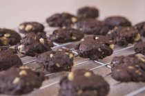 Closeup chocolate cookies on cooling rack — Stock Photo