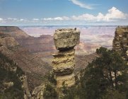 Boulder équilibré sur une colonne — Photo de stock