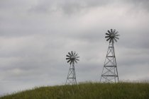 Due mulini a vento in campo — Foto stock
