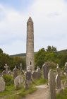Grabsteine auf Friedhof und Turm — Stockfoto