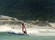 Erwachsene Extremsportler auf dem Windsurfbrett. tarifa, cadiz, andalusien, spanien — Stockfoto