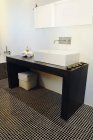 Інтер'єр розкішної сучасної ванної кімнати з меблями — стокове фото