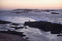 Самотній рибалка в сутінках — стокове фото
