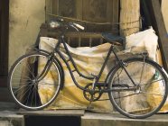 Bicicleta vintage velha com assento de couro — Fotografia de Stock