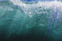 La vague se brise dans l'eau de mer — Photo de stock