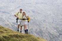 Hikers standing on top — Stock Photo