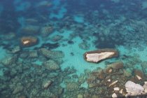 Vista panorâmica da água azul do aqua e rochas — Fotografia de Stock
