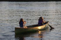 Due persone in canoa — Foto stock