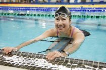 Mulher paraplégica na piscina segurando na borda da água — Fotografia de Stock