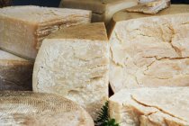Primer plano de las grandes ruedas de queso francés envejecidas - foto de stock