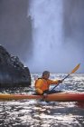 Man Kayak cerca de Snoqualmie Falls, Washington, EE.UU. - foto de stock