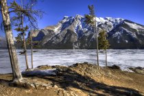 Zugefrorener See und Berge — Stockfoto