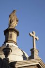 Каменный крест и статуи — стоковое фото