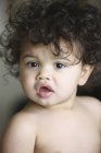 Retrato de bebê jovem com cabelo encaracolado escuro — Fotografia de Stock