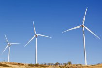 Ветряные турбины на поле — стоковое фото