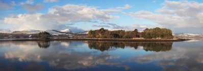 Réflexions nuageuses dans Kenmare Bay — Photo de stock