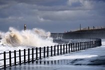 Wellen krachen auf Pier — Stockfoto