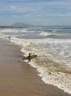 Tarifa, Costa De La Luz, Cadice, Andalusia, Spagna; Un surfista sull'uragano Hotel Beach — Foto stock