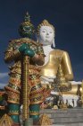 Statue du temple Wat Doi Kham — Photo de stock
