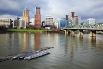 Bateaux le long de la jetée sur la rivière Willamette — Photo de stock