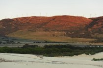 Дюна и гора с ветряными турбинами — стоковое фото