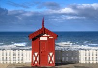 Casa sulla spiaggia rossa — Foto stock
