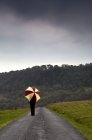 Persona irriconoscibile con ombrello — Foto stock