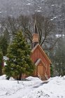 Pequena igreja de madeira — Fotografia de Stock