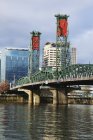 Río de Willamette y Portland Downtown - foto de stock