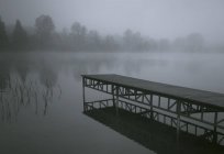 Quai avec brouillard sur le lac — Photo de stock