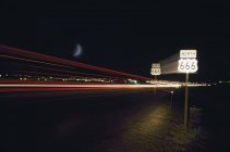 Estrada 666 na noite com trilhas claras dos veículos, Novo México, EUA — Fotografia de Stock