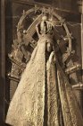 Statua di una regina su un mausoleo — Foto stock