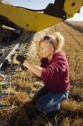 Жінка працює на полі — стокове фото