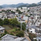 Місто і гори; Наґасакі — стокове фото