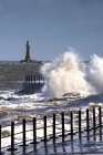 Хвилі розбиваються маяком — стокове фото