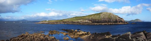 Linea costiera con collina in Irlanda — Foto stock