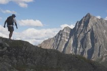 Senderista en cresta de montaña - foto de stock