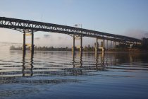 Ponte che attraversa il fiume — Foto stock