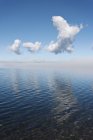 Туман рассеивается с поверхности озера — стоковое фото