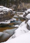Bragg Creek con nieve - foto de stock