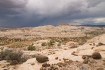 Буря в пустыне с валунами из лавы — стоковое фото