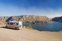 Camper Van припарковані біля озера — стокове фото