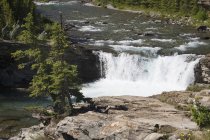 Водопады и скала — стоковое фото