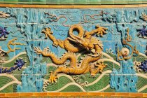 Дизайн дракона на стене — стоковое фото