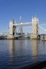 Tower Bridge auf dem Fluss, London — Stockfoto