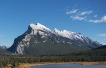 Montaña escarpada en el parque nacional Banff - foto de stock