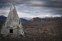 Кам'яна конічна структура на безплідному ландшафті — стокове фото