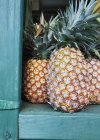 Ananas visualizzati nella finestra — Foto stock