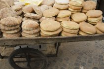 Pan en venta en carro viejo con ruedas - foto de stock